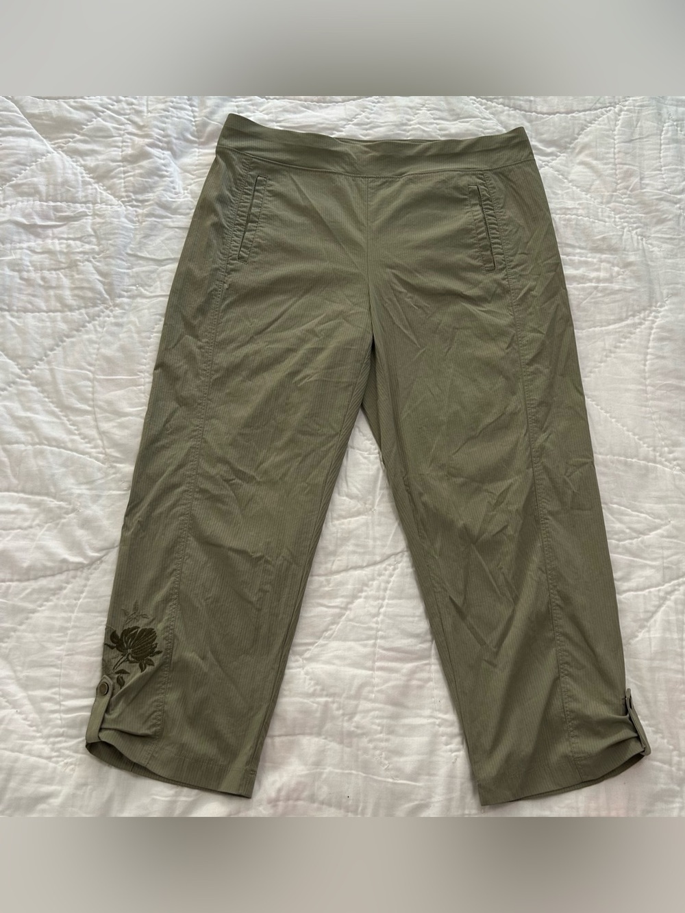 Chicos Zenergy Pull On Capri Pants Womens 8 (1) Tab Hem Embroidered Yoga Sporty